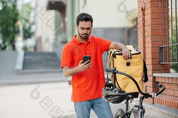 生态运输快食物交付城市年轻的骑自行车的人袋街客户地址