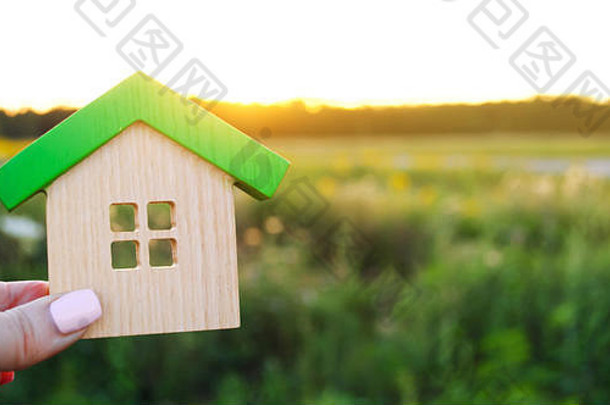 木房子手日落背景真正的房地产概念生态友好的首页象征快乐家庭生活买住房感觉