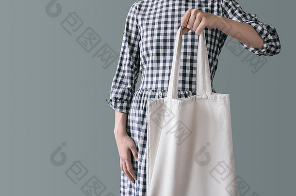 空白帆布手提包袋<strong>环保产品</strong>女人棉花衣服站可重用的白色袋灰色的墙背景