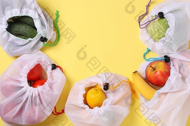 水果蔬菜可重用的生态友好的网袋明亮的黄色的背景空间文本浪费概念停止污染