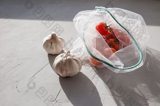 新鲜的蔬菜袋使自然材料<strong>环保产品</strong>灰色的背景塑料