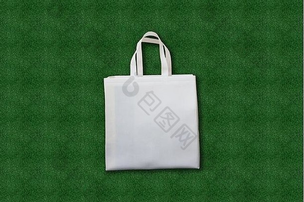 白色织物生态袋食品杂货购物绿色草背景包装健康的环境友好的
