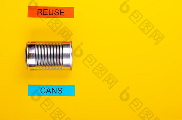 回收概念显示重用罐黄色的背景