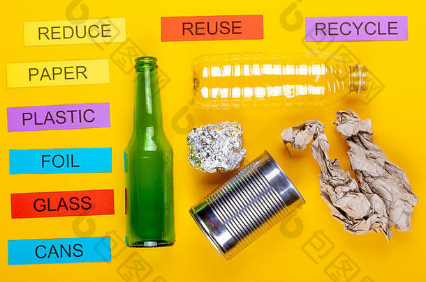 回收概念显示纸箔罐玻璃纸减少重用回收黄色的背景