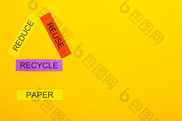回收概念显示减少重用回收纸黄色的背景