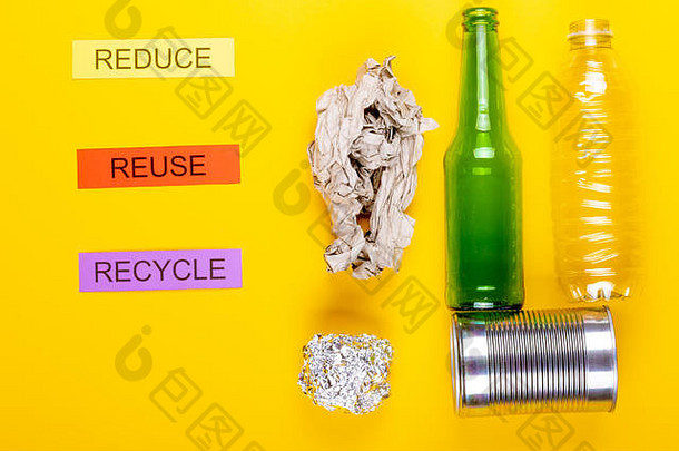 回收概念显示纸箔罐玻璃纸减少重用回收黄色的背景