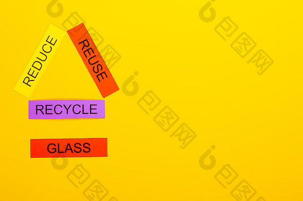 回收概念显示减少重用回收玻璃黄色的背景
