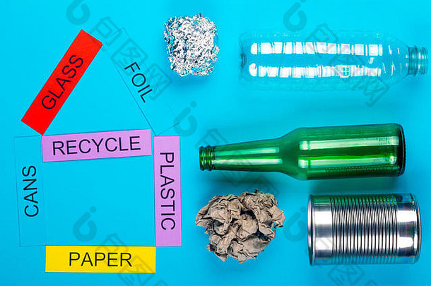 回收概念显示玻璃箔罐纸塑料蓝色的背景
