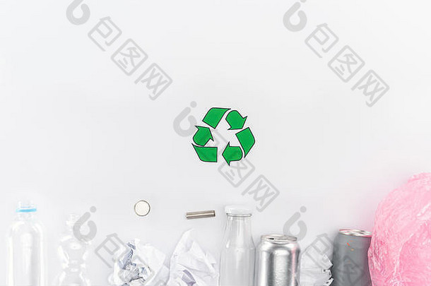前视图罐塑料玻璃瓶电池纸回收标志粉红色的塑料袋