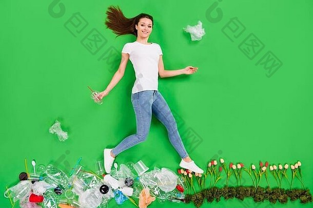 完整的大小高角平躺照片不负责任的公民夫人扔垃圾塑料产品乱扔垃圾街自然地球污染一步新鲜的