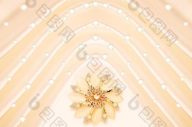 插图米色波背景珍珠金花晶体