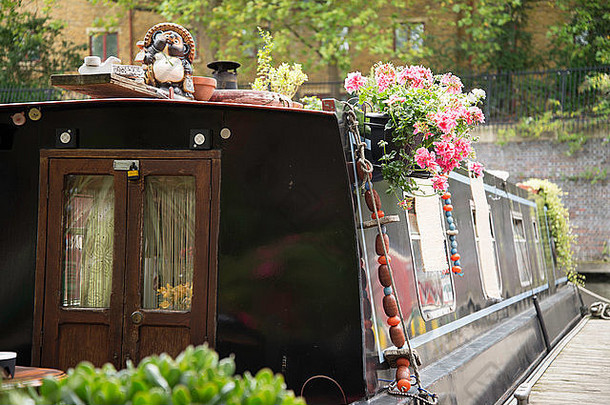 房子船评议运河粉红色的花饰品