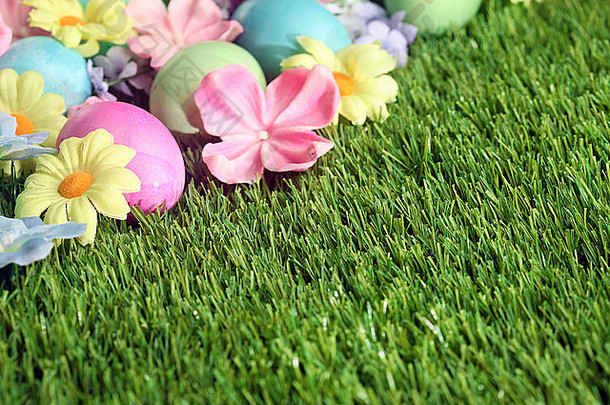 色彩斑斓的复活节鸡蛋草花背景