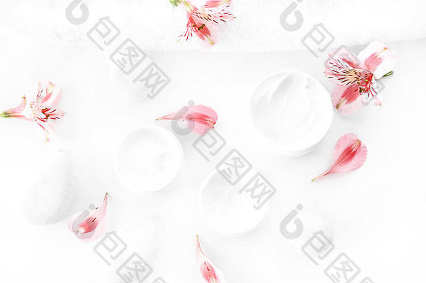 前视图粉红色的兰花花花瓣有机奶油容器