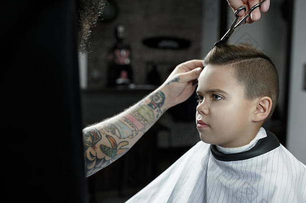 孩子们理发师切割男孩黑暗背景满足可爱的学龄前<strong>儿童</strong>男孩发型