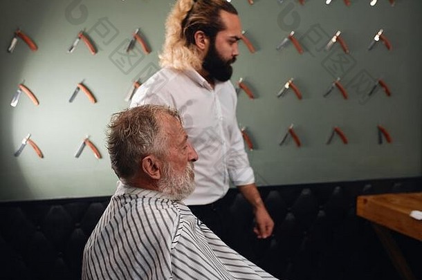 理发师坐着理发师商店关闭一边视图肖像男人。准备减少海特生活方式免费的时间备用时间