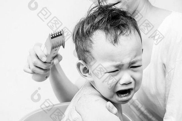 恐惧泰国婴儿感觉恐慌头发限幅器妈妈。切割头发