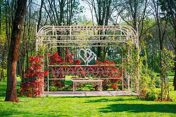 婚礼拱装饰花园漂亮的装饰浪漫的婚礼石头露台装饰婚礼仪式