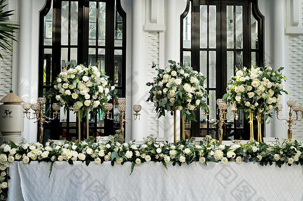花瓶花白色玫瑰站婚礼表格