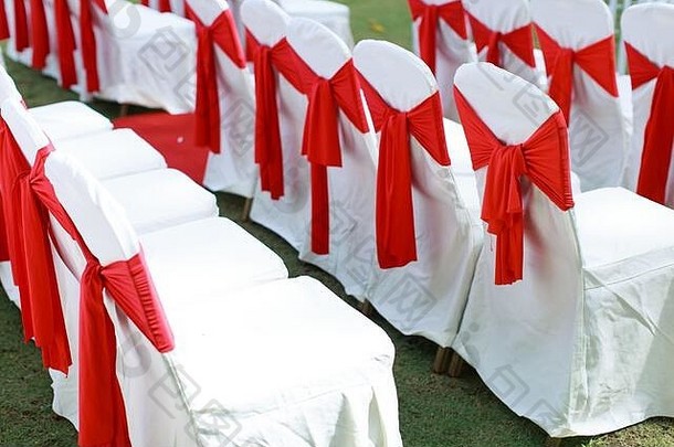 白色花园婚礼椅子红色的丝带