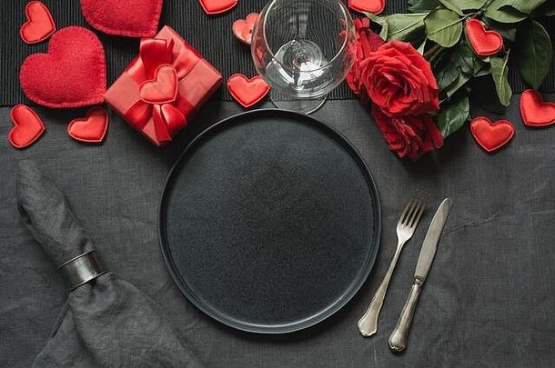 情人节一天生日浪漫的晚餐浪漫的表格设置<strong>香槟</strong>红色的玫瑰黑色的亚麻桌布视图