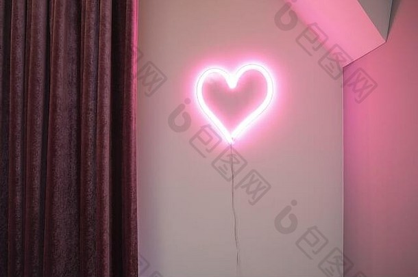 粉红色的心霓虹灯光墙现代室内复古的设计情人节概念
