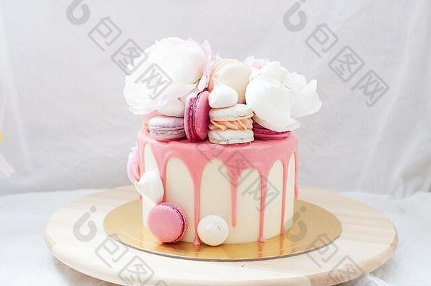 生日蛋糕装饰融化了粉红色的巧克力新鲜的牡丹花蛋白杏仁饼蛋白派