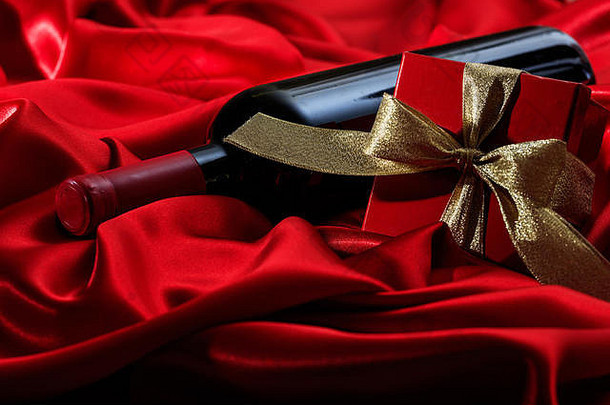 情人节一天概念红色的酒瓶礼物盒子红色的丝绸纺织