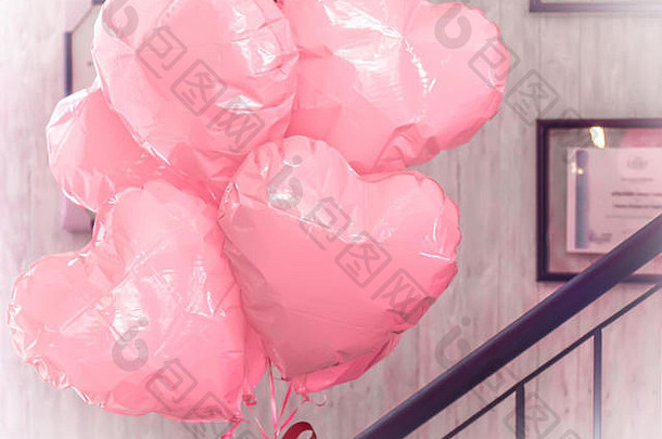 爱粉红色的心气球庆祝活动象征快乐情人节一天装饰浪漫的空间粉红色的心情人节