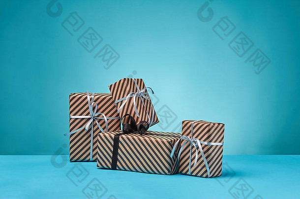 大小色彩斑斓的条纹棕色（的）纸礼物盒子系丝带弓蓝色的表面背景