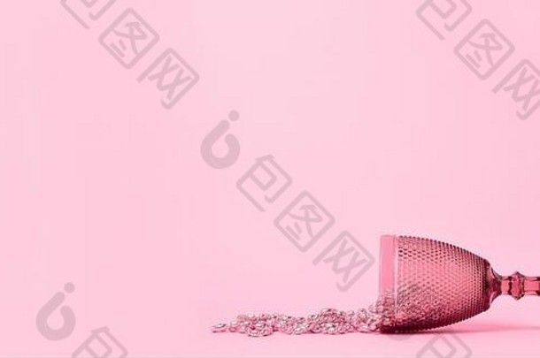 粉红色的玻璃珠子谎言柔和的粉红色的背景极简主义复制空间