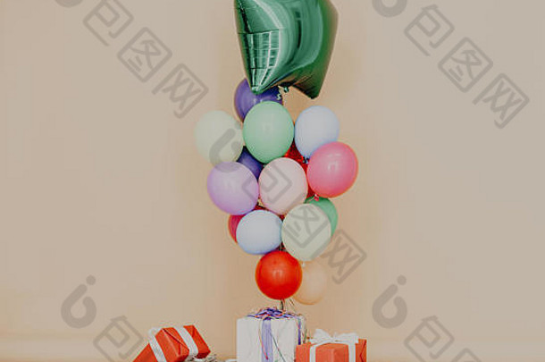 色彩斑斓的气球假期礼物生日庆祝活动