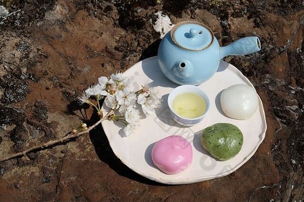 绿色茶日本甜点dango樱花季节甜点电镀日本传统的背景