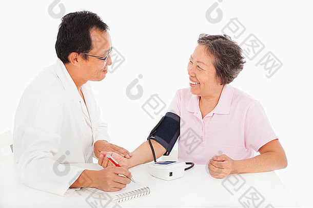 医生测量血压力女病人