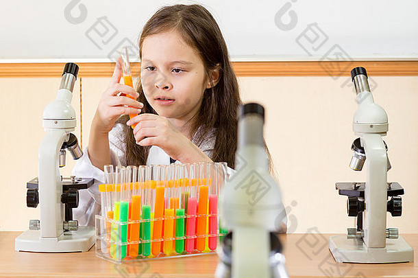 年轻的女孩<strong>科学</strong>家显微镜持有测试管<strong>科学实验室</strong>