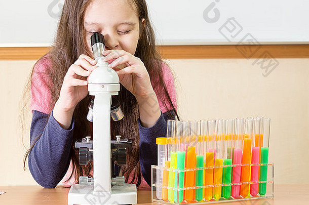 年轻的女孩<strong>科学</strong>家显微镜测试管<strong>科学实验室</strong>