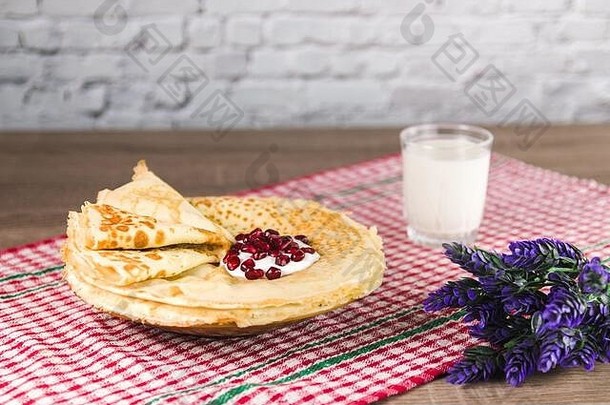 健康的甜蜜的早餐美味的传统的薄煎饼大米面粉玻璃牛奶薰衣草木表格