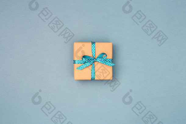 礼物盒子包装卡夫纸系蓝色的丝带波尔卡点蓝色的灰色背景前视图的地方文本假期概念