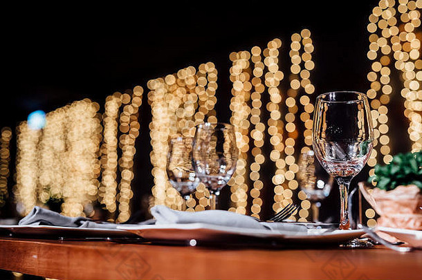 奢侈品表格设置细餐厅玻璃器皿美丽的模糊背景事件婚礼准备假期圣诞节