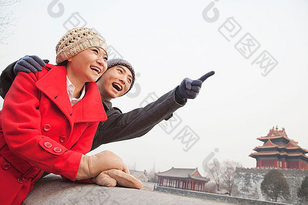 年轻的夫妇北京冬天指出屏幕