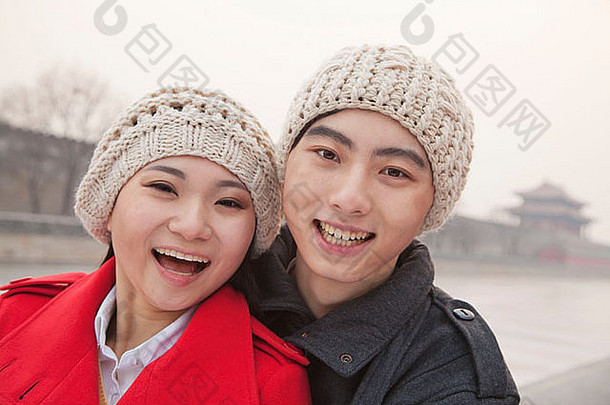 肖像年轻的夫妇在户外冬季北京