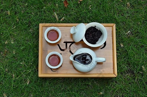 茶服务白色中国黑色的茶叶子内部自然背景