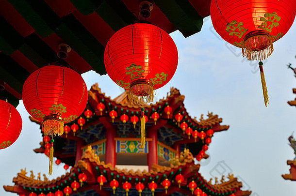 灯笼装饰中国农历新年庆祝活动之前更换灯笼内保持寺庙(泥马来西亚