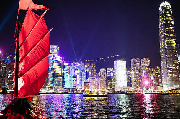 在香港香港港视图传统的垃圾船晚上著名的<strong>激光</strong>显示旅行中国亚洲航行历史船在香港香港vic