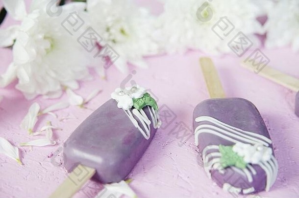 自制的紫色的冰奶油婚礼蛋糕婚礼一天柔和的蛋糕