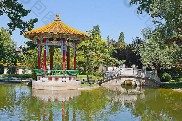 传统的中国人花园池塘
