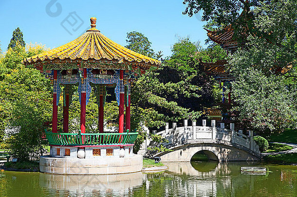 传统的中国人花园池塘