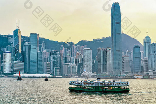 明星渡船维多利亚港在香港香港天际线日落视图九龙岛