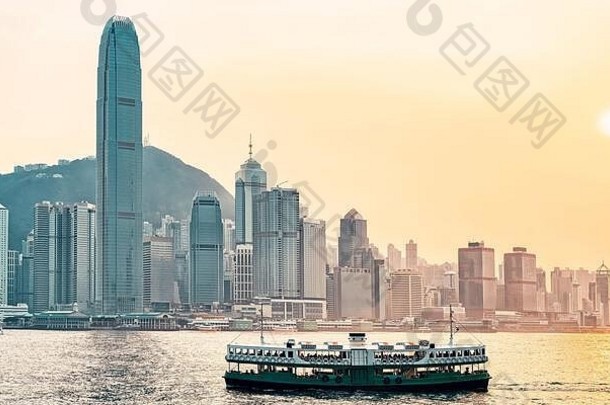 明星渡船维多利亚港在香港香港天际线日落