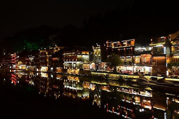 晚上凤凰小镇美丽的古老的小镇中国湖南省凤凰城安速小镇